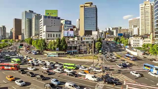 在中古的首尔站和山叶门(韩国国宝1号)十字路口行驶的交通景象视频素材