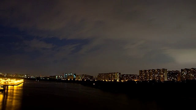 雷雨在夜间掠过公寓楼视频素材