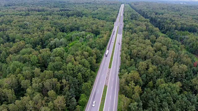 无人机拍摄的波兰北部森林中的道路。视频素材