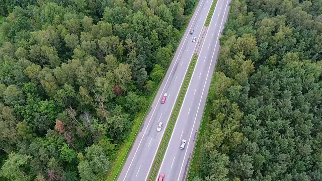 无人机拍摄的波兰北部森林中的道路。视频素材