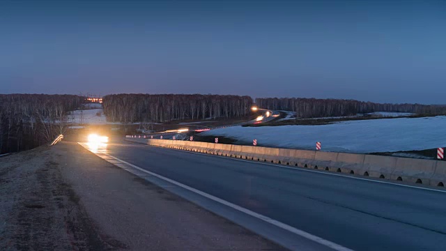 高速公路上汽车川流不息。视频素材