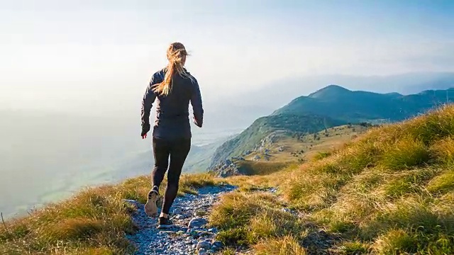 女运动员从山上跑下来视频素材