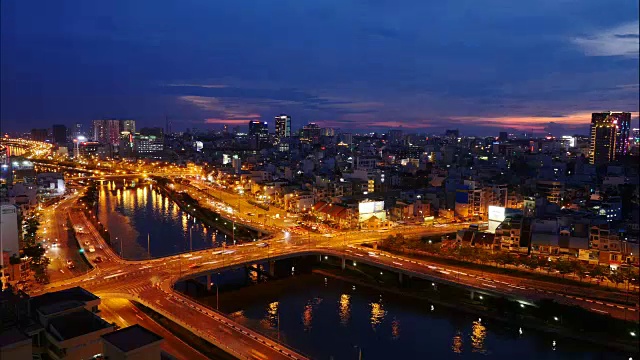 胡志明市的日落和夜晚之间的巫凡基大街的延时视图视频素材