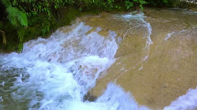 El Nicho，古巴:水在自然公园的岩石上流过视频素材