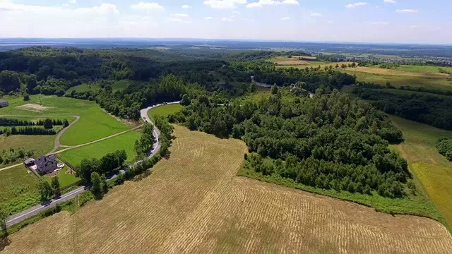 克拉科夫斯科-切斯托科夫斯卡(Jura Krakowsko-Czestochowska)的石灰岩和乡村景观。波兰。从以上观点。视频素材