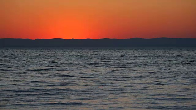 夕阳背后的群山视频素材