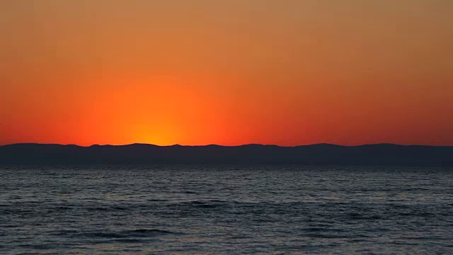 夕阳背后的群山视频素材