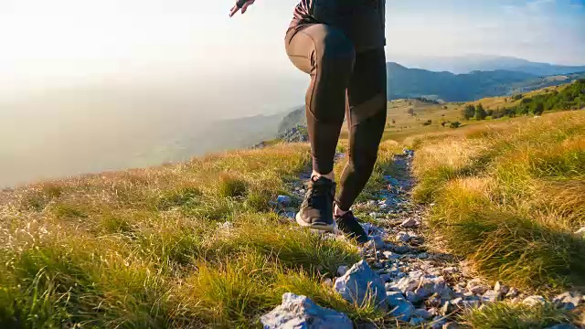 肌肉发达的跑步者到达山顶视频素材