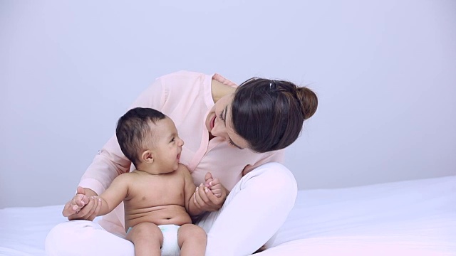 印度德里，一名年轻女子在家里和她的孩子玩耍视频素材