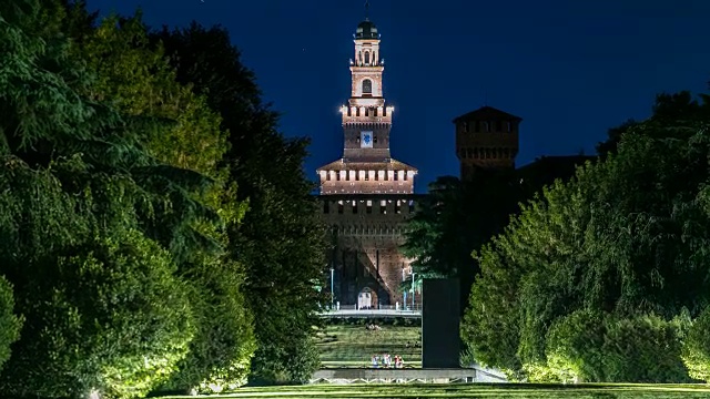 意大利米兰大中央公园的夜景。背景是斯福查城堡视频素材