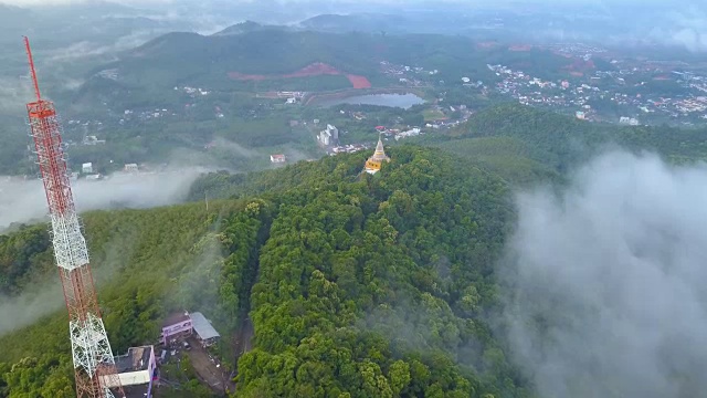 空中鸟瞰图的电信桅杆电视天线与雾在山上城市视频素材