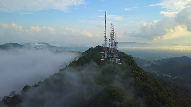 空中鸟瞰图的电信桅杆电视天线与雾在山上城市视频素材