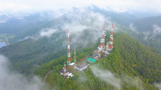 空中鸟瞰图的电信桅杆电视天线与雾在山上城市视频素材