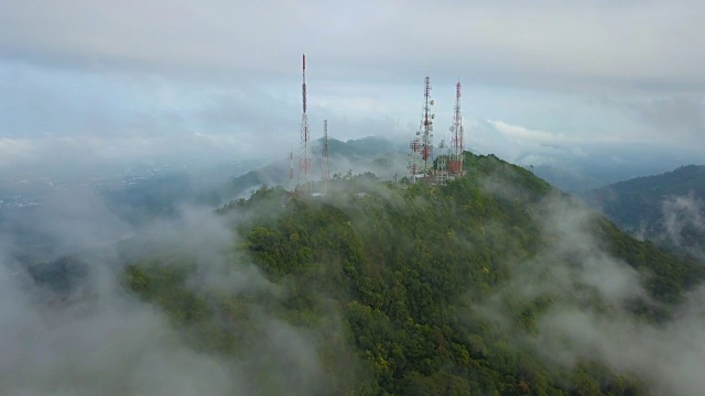 空中鸟瞰图的电信桅杆电视天线与雾在山上城市视频素材