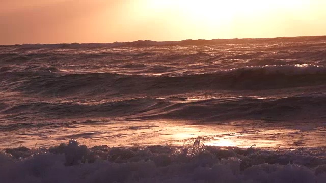 SLO MO WS波浪在日落/开普敦/西开普敦/南非视频素材