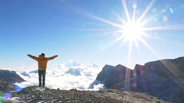 登山者在山顶张开双臂视频素材