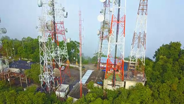 空中鸟瞰图的电信桅杆电视天线与雾在山上城市视频素材