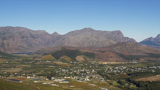 WS PAN HA Franschhoek和伯格河谷从Franschhoek Pass / Franschhoek/西开普省/南非视频素材