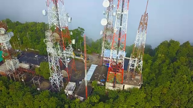 空中鸟瞰图的电信桅杆电视天线与雾在山上城市视频素材