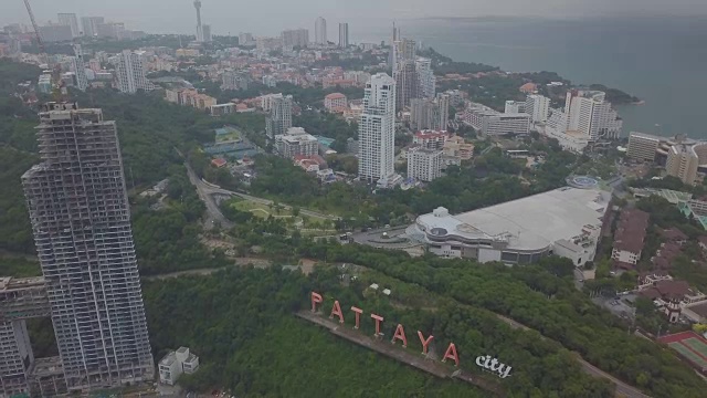 从空中俯瞰芭堤雅是一个以海上运动和夜生活娱乐而闻名的城市。视频素材