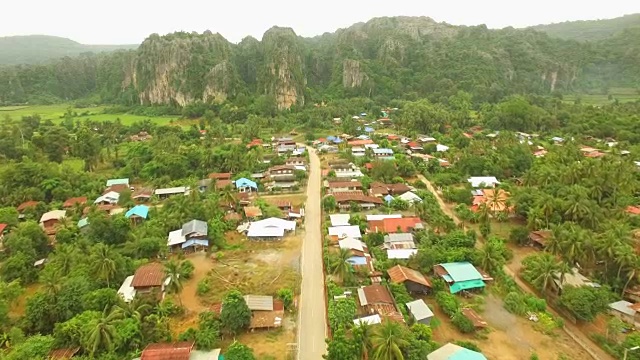 鸟瞰泰国Noen Maprang的石灰岩山村庄视频素材