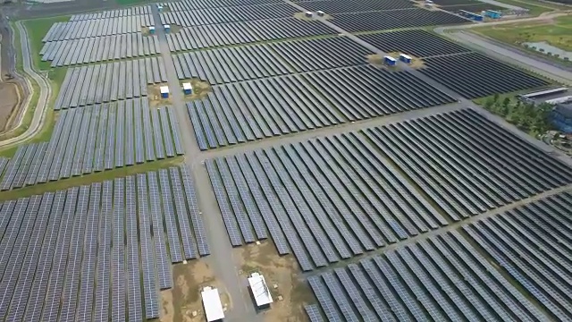 太阳能电池农场鸟瞰图视频素材