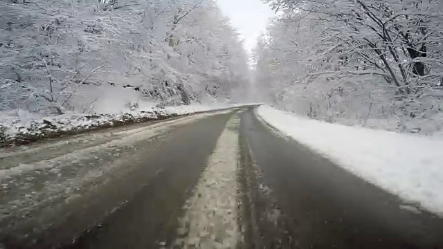 低角度驾驶POV在雪野路上，宽角度4K视频素材