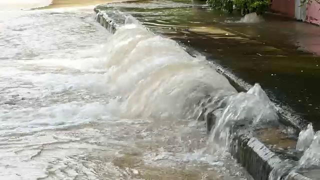 大型地下水管漏水视频素材