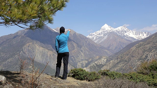 尼泊尔Annapurna徒步旅行的女性徒步旅行者视频素材