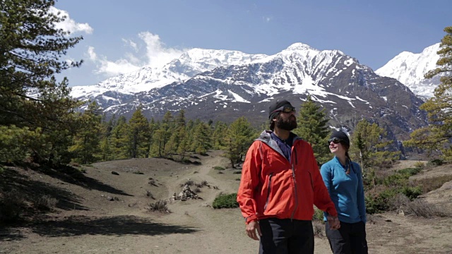 一对夫妇在Annapurna徒步旅行，尼泊尔视频素材