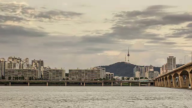 元孝大桥和北汉城塔(著名旅游目的地)附近的汉江日夜景视频素材