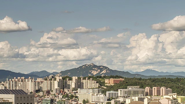 在布拉姆山和住宅区的云景视频素材