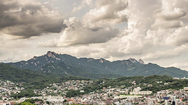 北山的云景和城北洞的城市景观视频素材