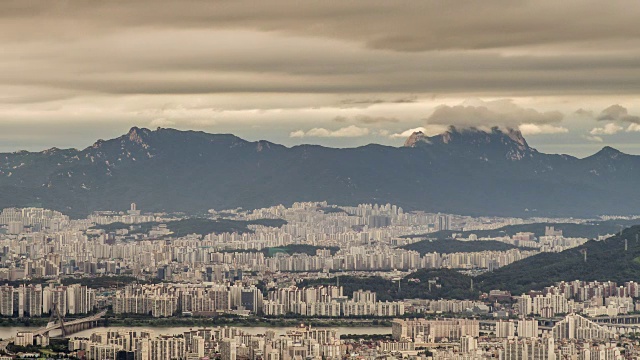 奥林匹克桥和布汗山附近的住宅区视频素材