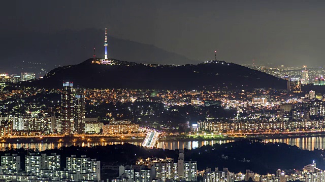 夜景景观包括首尔塔(著名旅游目的地)和东jakdaegyo大桥视频素材