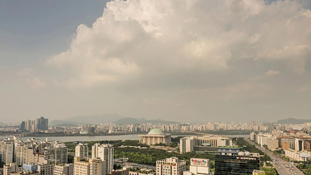 云景观和城市景观的汝矣岛和国会大厦视频素材