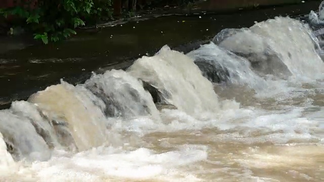 大型地下水管漏水视频素材