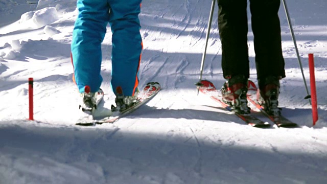 滑雪场滑雪者在电梯站前排队，4k库存视频视频素材