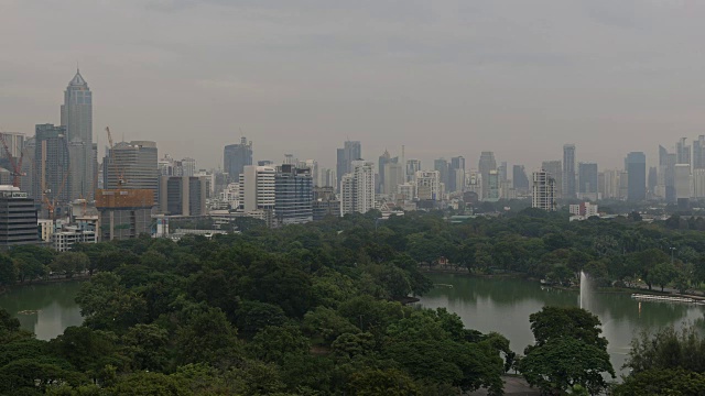 朗皮尼公园从夜晚到白天，曼谷，泰国视频素材