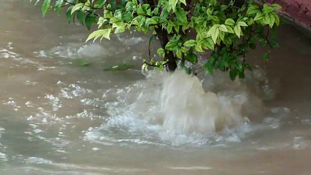 大型地下水管漏水视频素材