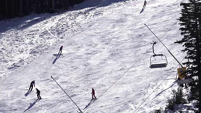 在滑雪坡滑雪的人，4K视频素材