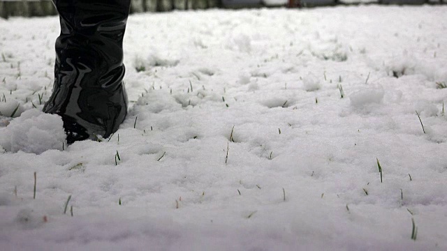 冬天雪地行走的靴子，4k特写视频素材