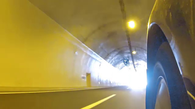 高速公路隧道内车速快，视角低视频素材