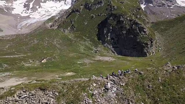 站在山边的顶视图徒步旅行组。山景观视频素材