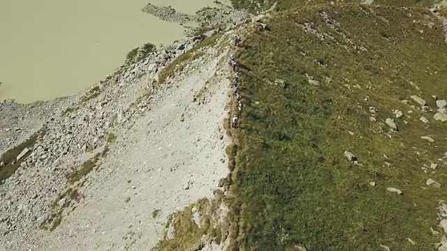 天景徒步旅行组在山边行走。湖景和山峰视频素材