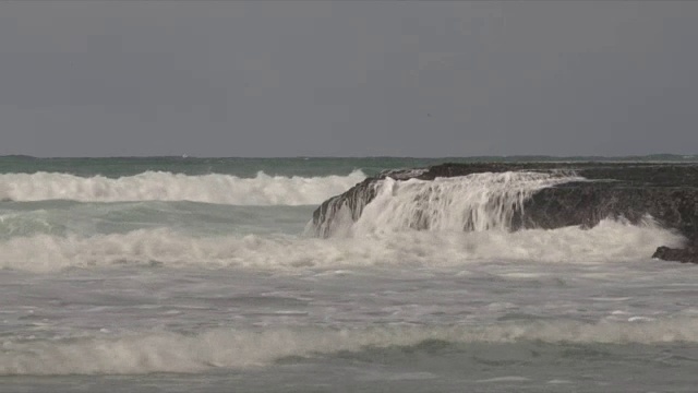 浪在岩石上破碎/阿尼斯顿/西开普敦/南非视频素材