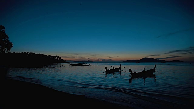 泰国普吉岛的日出。海景与渔船。清晨，拉瓦伊海滩视频素材