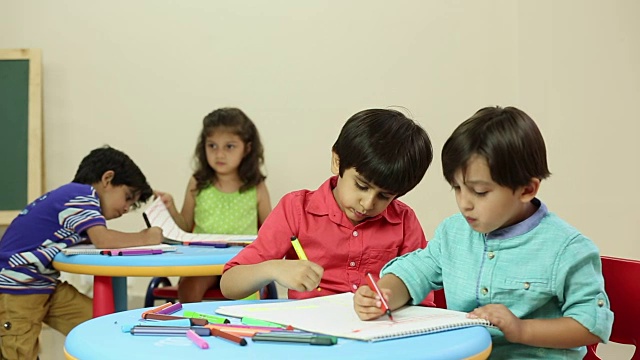 两个男孩在学校学习视频素材