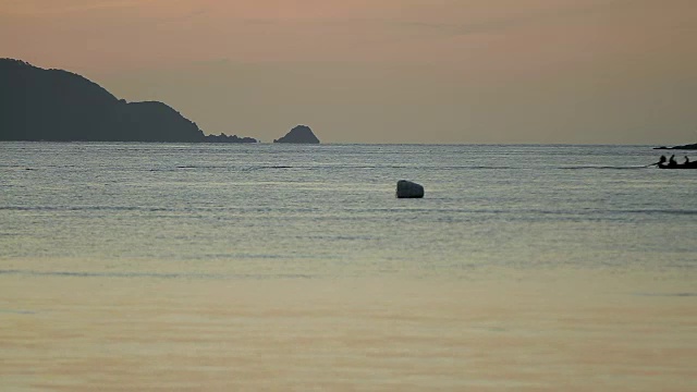 泰国普吉岛的日出。海景与渔船。清晨，拉瓦伊海滩视频素材