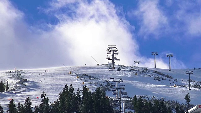 滑雪缆车可载滑雪者到山顶运动度假村，4k视频素材